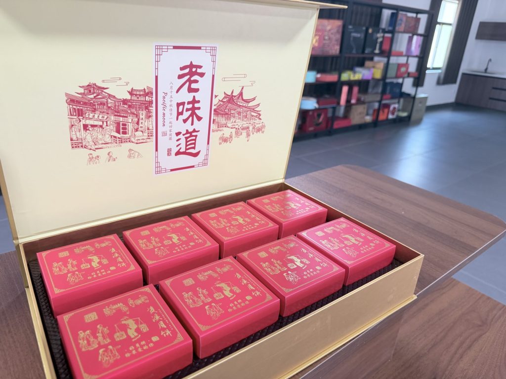 Luxury Gold And Red Tea Gift Box Set With Traditional Chinese Print - view