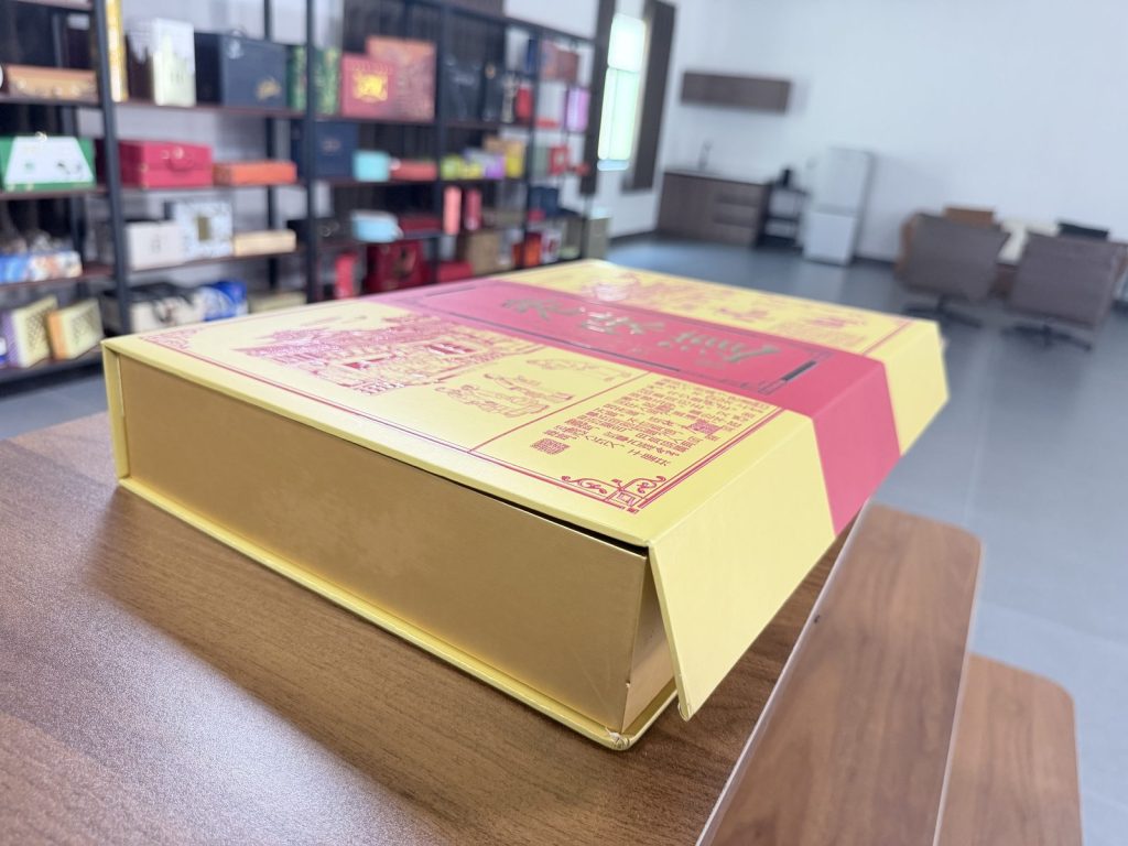 Luxury Gold And Red Tea Gift Box Set With Traditional Chinese Print - view