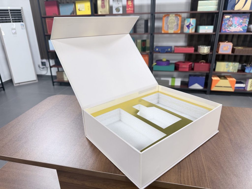 Elegant White Landscape Tea Gift Box Set With Multiple Compartments - view
