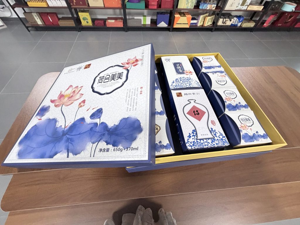 Elegant Blue And White Lotus Floral Gift Box Set With Inner Boxes - view