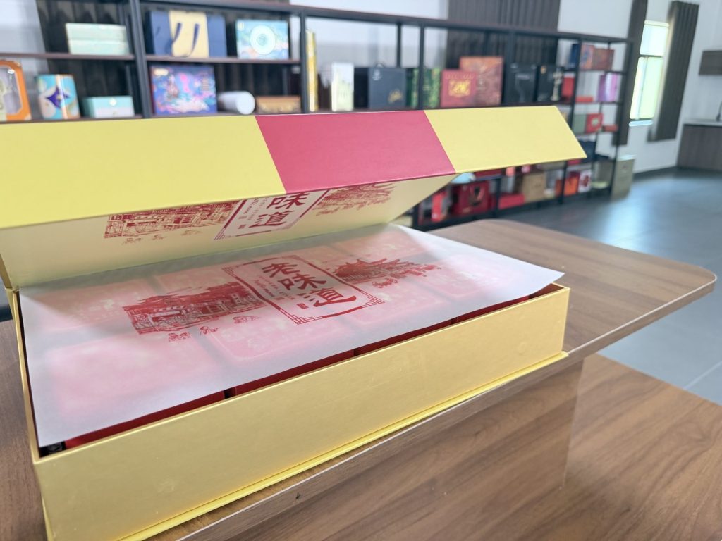 Luxury Gold And Red Tea Gift Box Set With Traditional Chinese Print - view